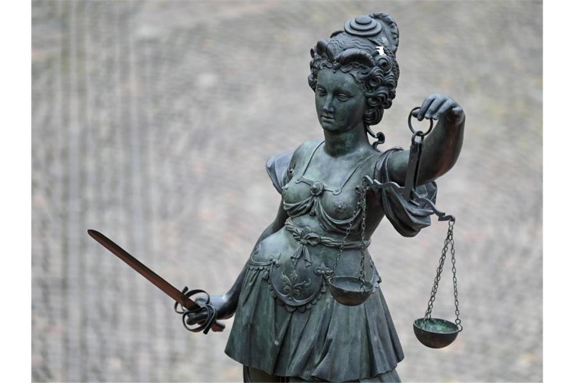 Eine Statue der Justitia hält eine Waage und ein Schwert in der Hand. Foto: Arne Dedert/dpa/Symbolbild