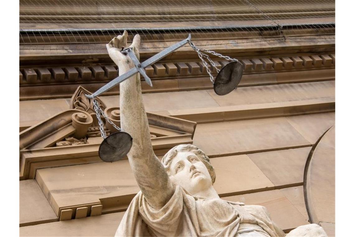 Wahrzeichen in Brand gesetzt: Mehrere Jahre Haft Eine Statue der Justitia hält eine Waagschale. Foto: Stefan Puchner/dpa/Symbolbild