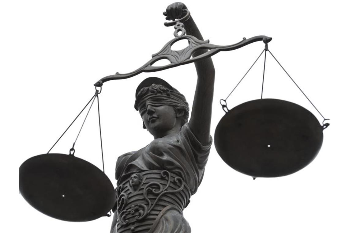 Gerichtsverhandlung zwischen VfB und IT-Firma aufgehoben Eine Statue der Justitia mit einer Waage in ihrer Hand. Foto: David-Wolfgang Ebener/dpa/Symbolbild