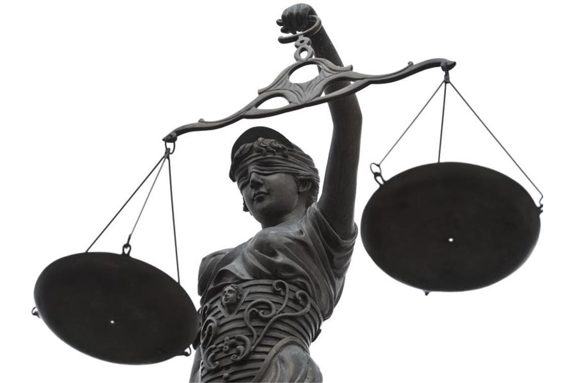 Vorwurf der Kinderpornografie gegen Sonntag vom Tisch Eine Statue der Justitia mit einer Waage in ihrer Hand. Foto: David-Wolfgang Ebener/dpa/Symbolbild