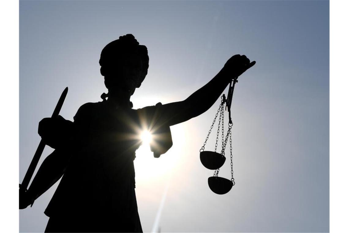 Letzter Prozess um Klinik-Skandal endet ohne Urteil Eine Statue der Justitia mit einer Waage und einem Schwert in ihren Händen. Foto: Arne Dedert/dpa/Symbolbild