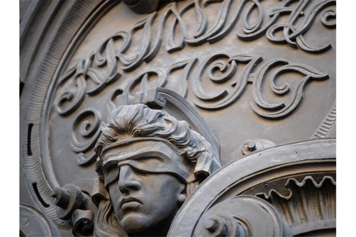 Eine Statue der Justitia mit verbundenen Augen am Eingang eines Gerichts. Foto: Fabian Sommer/dpa/Symbolbild
