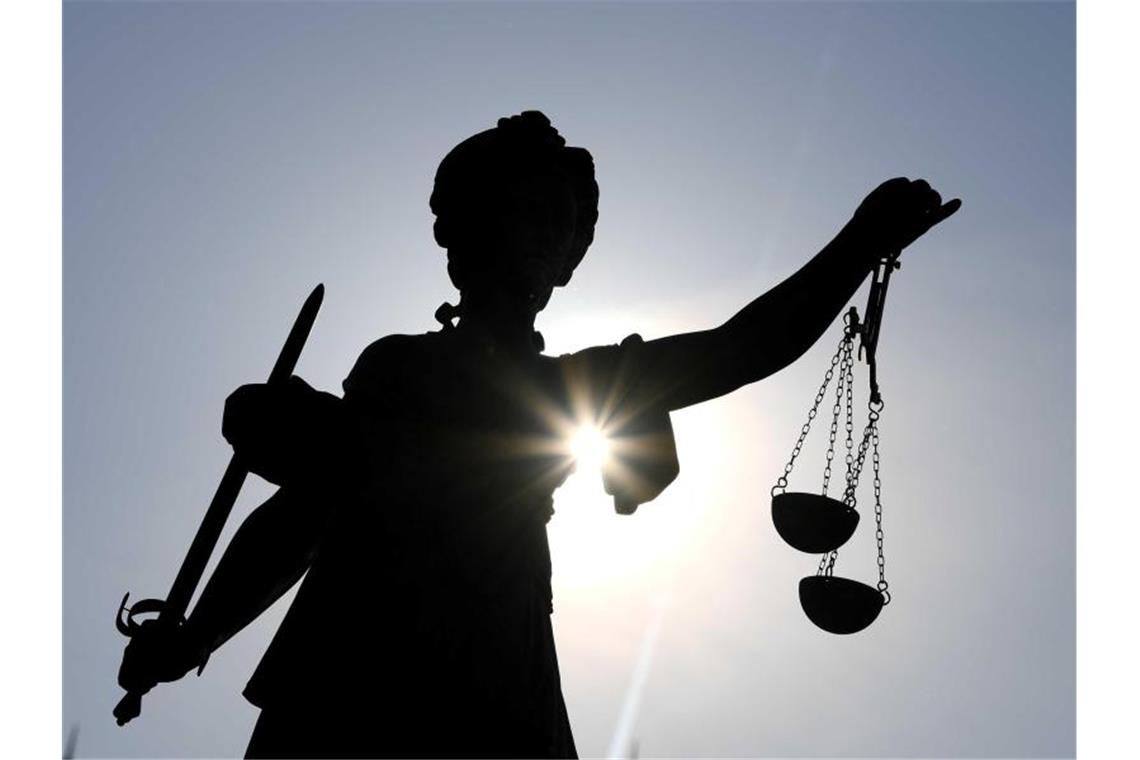 Bundesanwaltschaft erhebt Anklage gegen mutmaßlichen IS-Mann Eine Statue der Justitia steht mit Waage und Schwert in der Hand. Foto: Arne Dedert/dpa/Symbolbild