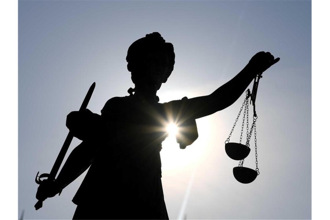 Mehrere unerlaubte Einreisen via Lastwagen Eine Statue der Justitia steht mit Waage und Schwert in der Hand. Foto: Arne Dedert/dpa/Symbolbild