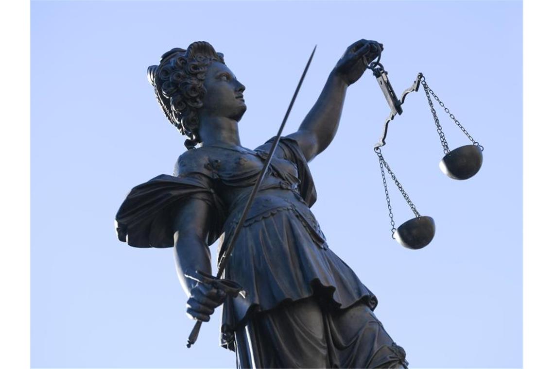 Eine Statue der Justitia steht unter freiem Himmel. Foto: Arne Dedert/dpa/Symbolbild