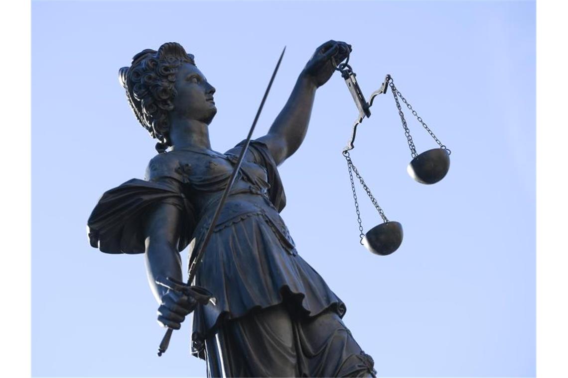 Eine Statue der Justitia steht unter freiem Himmel. Foto: Arne Dedert/dpa/Symbolbild