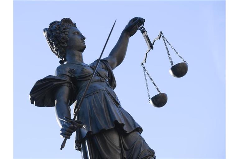 Eine Statue der Justitia steht unter freiem Himmel. Foto: Arne Dedert/dpa/Symbolbild