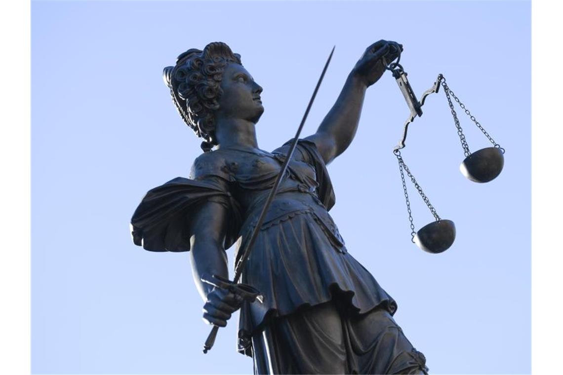Landgericht Rottweil verhandelt gegen eigenen Mitarbeiter Eine Statue der Justitia steht unter freiem Himmel. Foto: Arne Dedert/dpa/Symbolbild