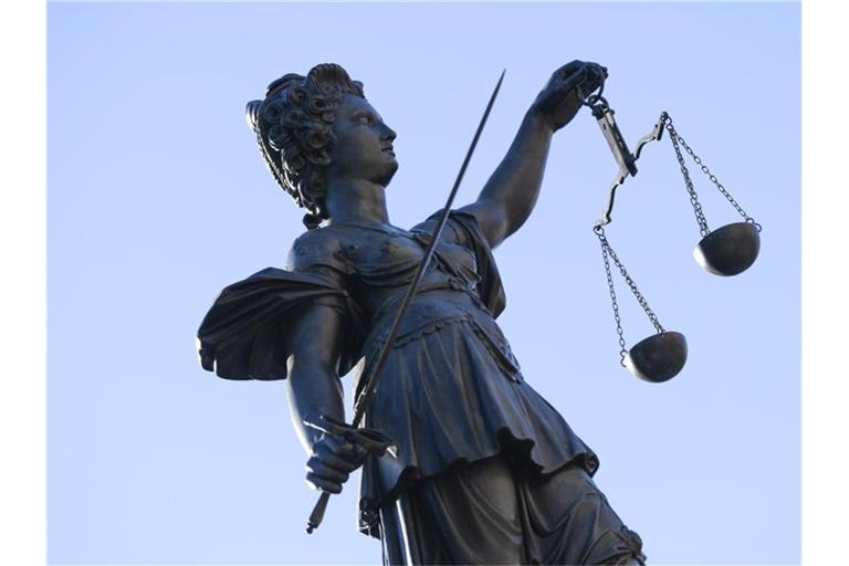 Eine Statue der Justitia steht unter freiem Himmel. Foto: Arne Dedert/dpa/Symbolbild