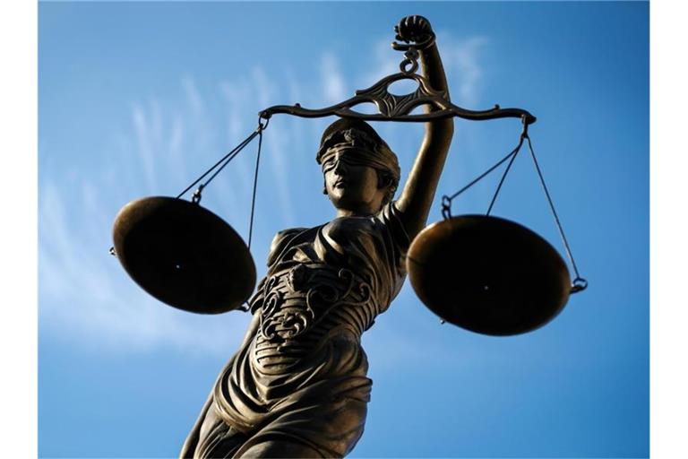 Eine Statue der Justitia steht unter freiem Himmel. Foto: David-Wolfgang Ebener/dpa/Symbolbild