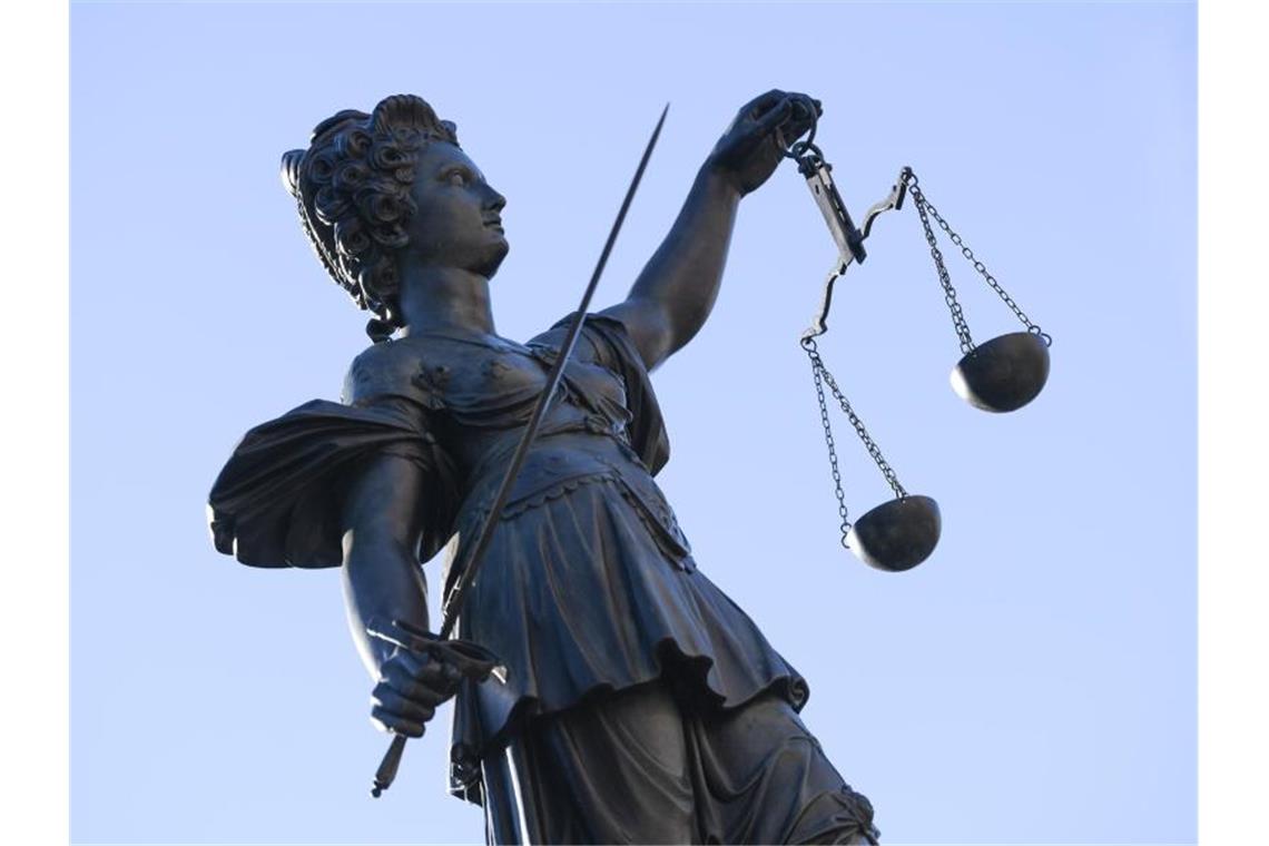 Gericht lehnt über 20 Eilanträge gegen Corona-Verordnung ab Eine Statue der Justitia unter freiem Himmel. Foto: Arne Dedert/dpa/Symbolbild