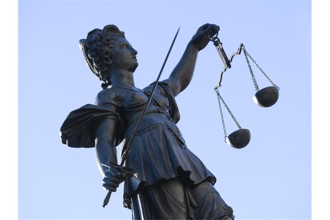 Umweltschützer stoppen per Gerichtsentscheid Megastall-Bau Eine Statue der Justitia unter freiem Himmel. Foto: Arne Dedert/dpa/Symbolbild