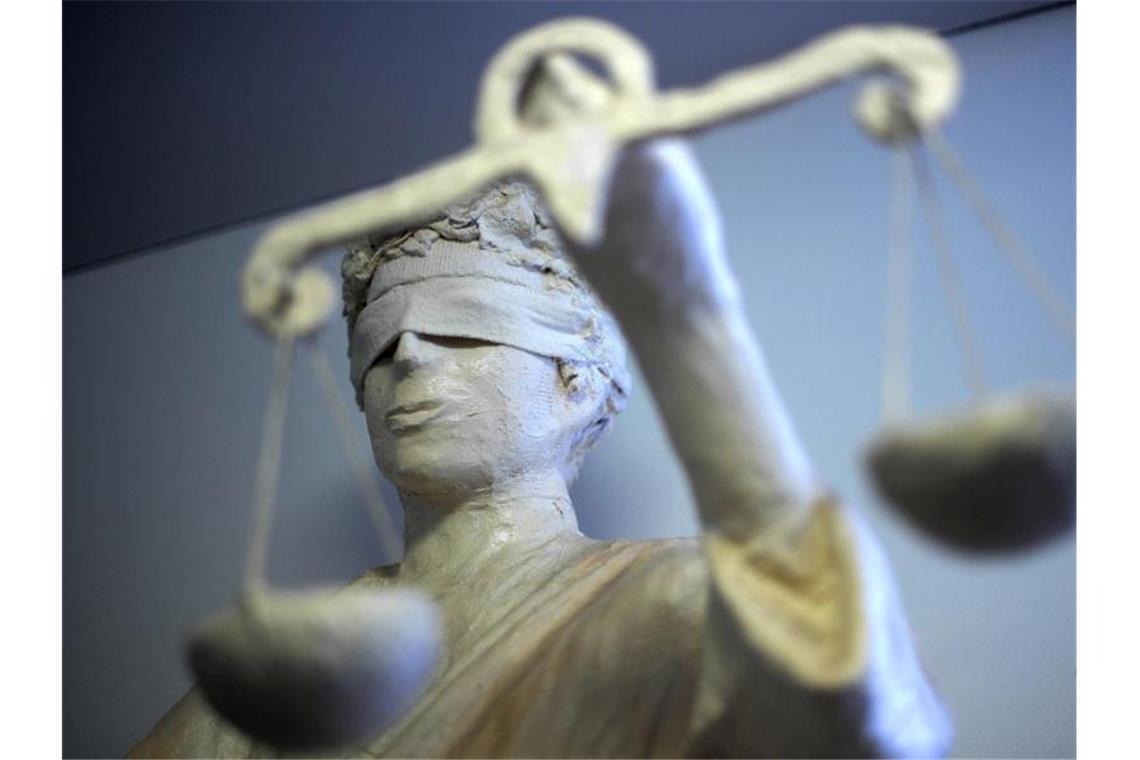 U-Ausschuss zu Zulagenaffäre: Bericht wird veröffentlicht Eine Statue der Justizia. Foto: Peter Steffen/dpa