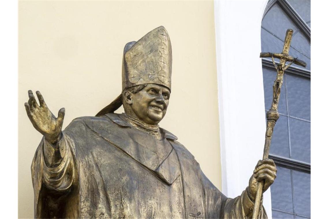 „Bilanz des Schreckens“ - Gutachten belastet Benedikt Eine Statue des emeritierten Papstes Benedikt XVI. am Kapellenplatz im Zentrum von Altötting. Foto: Peter Kneffel/dpa