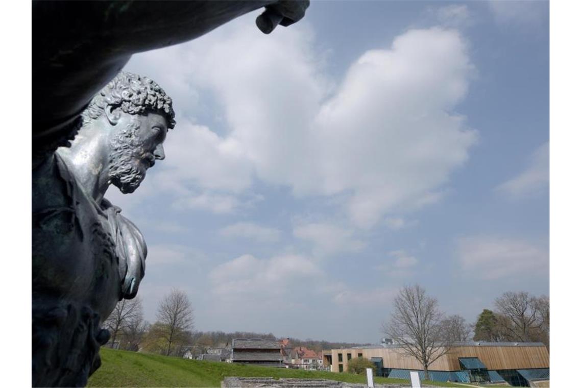 Eine Statue des römischen Kaisers Marc Aurel vor dem Limesmuseum in Aalen. Foto: Stefan Puchner/Archivbild