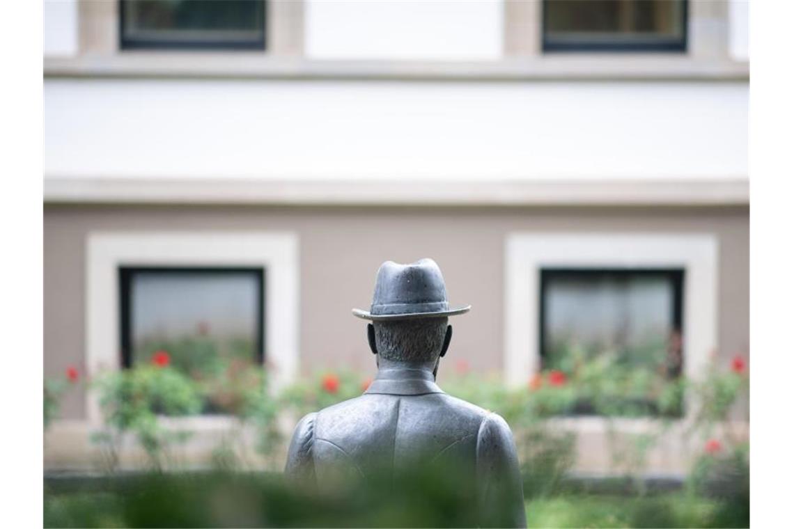 Eine Statue des württembergischen Königs Wilhelm II. steht hinter dem Stadtpalais. Foto: Sebastian Gollnow/dpa/Archivbild