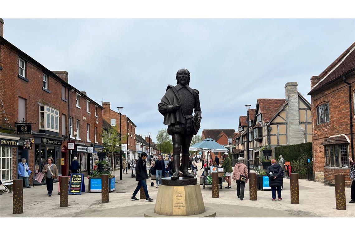 Eine Statue von William Shakespeare in der englischen Stadt Stratford-upon-Avon.