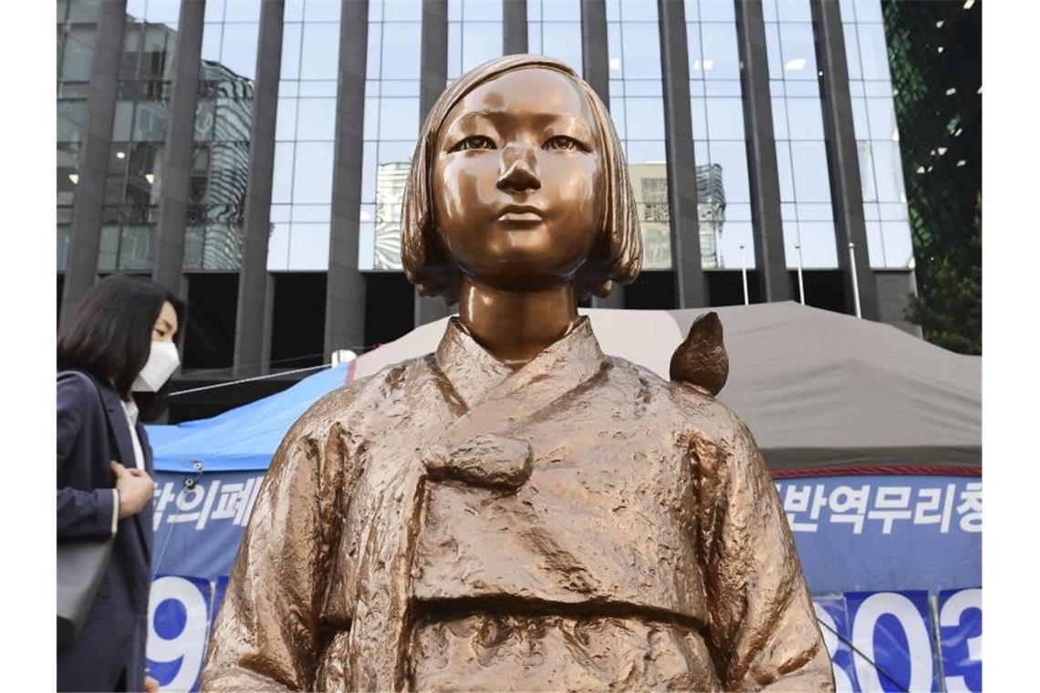 Eine Statue vor der japanischen Botschaft in Seoul. Sie symbolisiert die „Trostfrauen“, die während des Krieges zur Arbeit in japanischen Militärbordellen gezwungen wurden. Foto: ./kyodo/dpa
