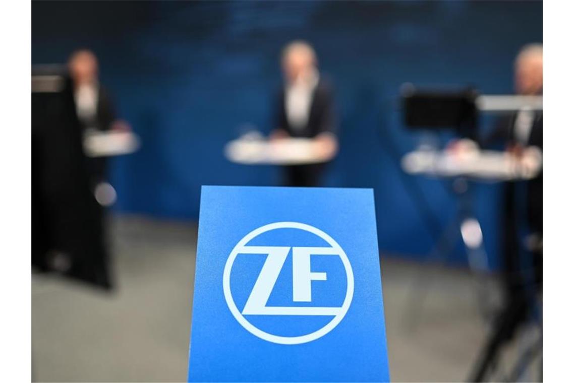 Eine Stehle mit dem ZF-Logo steht auf einem Tisch. Foto: Felix Kästle/dpa