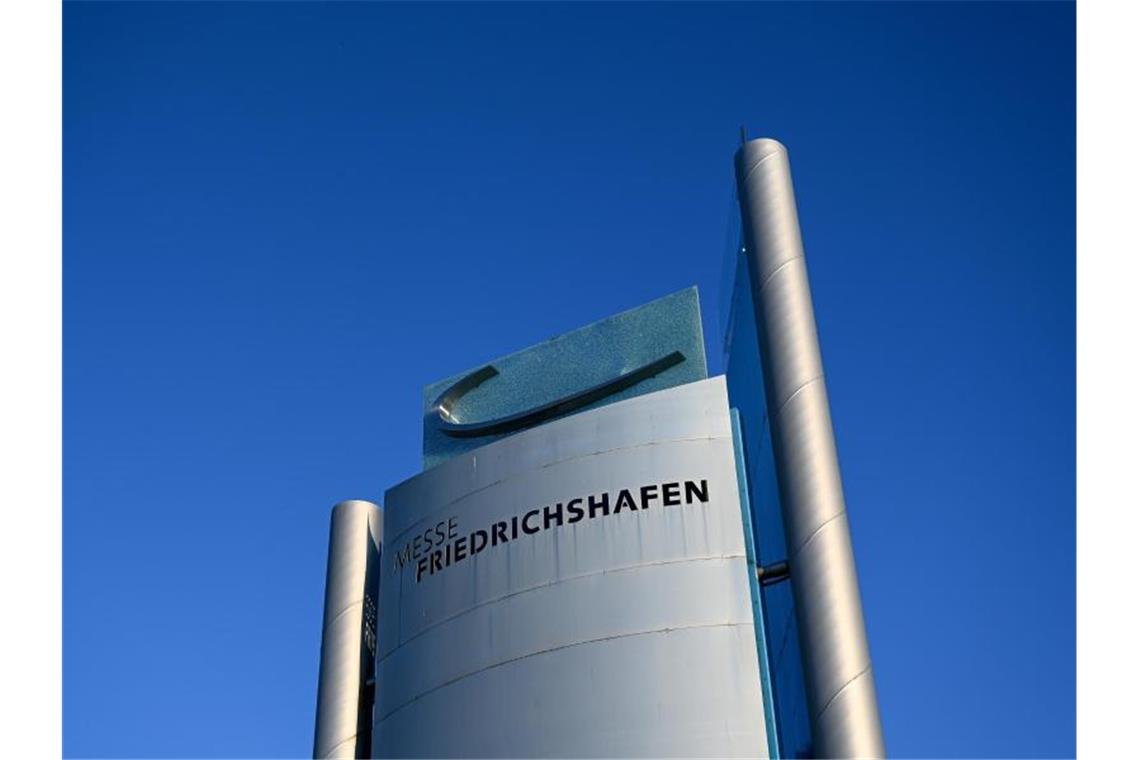 Corona: Wie geht es bei der Messe Friedrichshafen weiter? Eine Stehle weist auf die Messe Friedrichshafen hin. Foto: Felix Kästle/dpa/Symbolbild