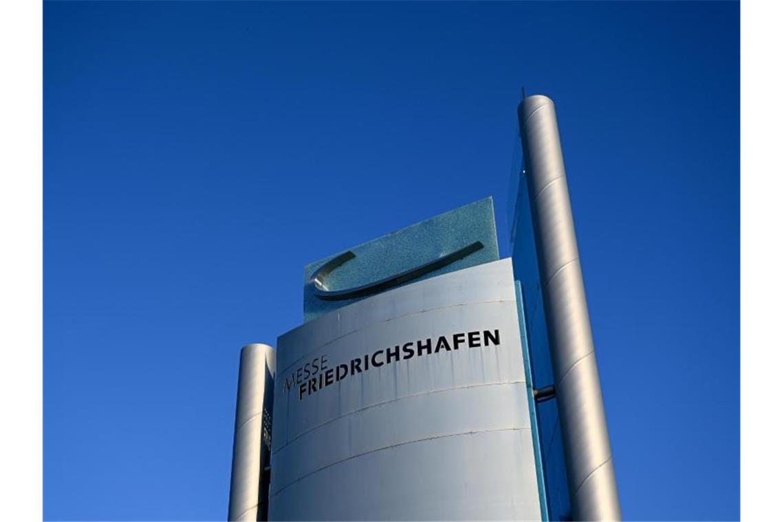 Corona: Messe Friedrichshafen rechnet mit Millionen-Schaden Eine Stehle weist auf die Messe Friedrichshafen hin. Foto: Felix Kästle/dpa/Archivbild