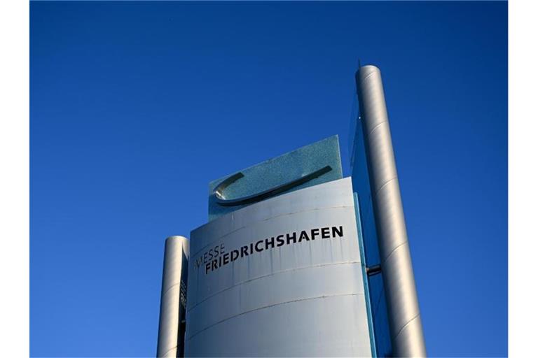 Eine Stehle weist auf die Messe Friedrichshafen hin. Foto: Felix Kästle/dpa/Archivbild