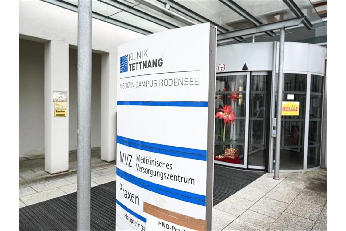 Cyberangriff auf Kliniken am Bodensee: Hintergrund unklar Eine Stele mit der Aufschrift „Klinik Tettnang - Medizin Campus Bodensee“ steht vor dem Eingang der Klinik in Tettnang. Foto: Felix Kästle/dpa/Bildarchiv