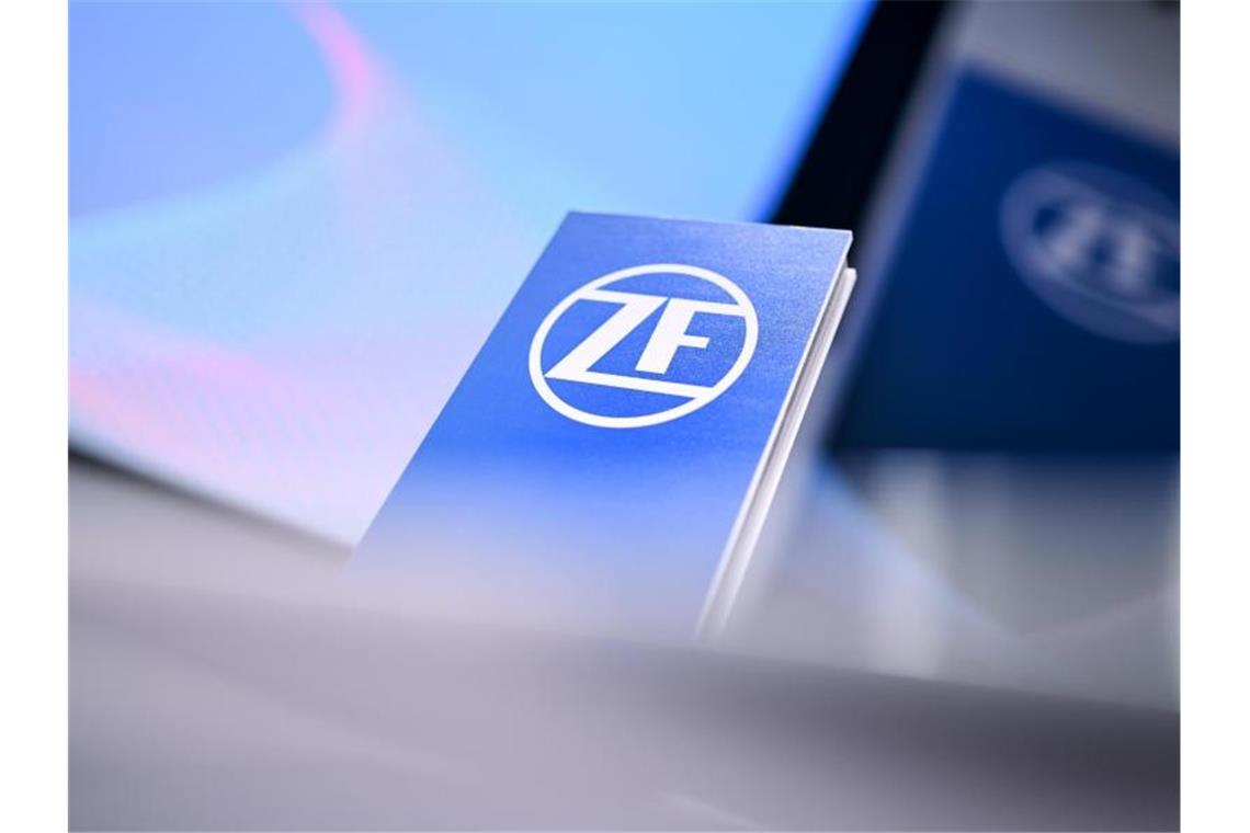 Eine Stele mit einem ZF-Logo bei einer Pressekonferenz in Friedrichshafen. Foto: Felix Kästle/dpa/Archivbild