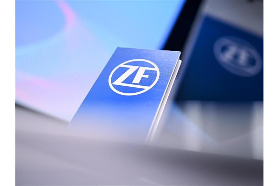 Zulieferer ZF rechnet mit Umsatzrückgang wegen Corona-Krise Eine Stele mit einem ZF-Logo steht vor einer Pressekonferenz auf dem Rednerpult. Foto: Felix Kästle/dpa/Archivbild
