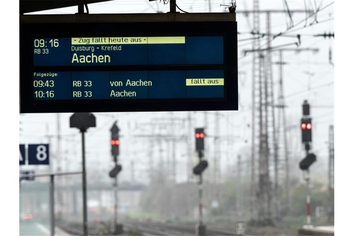 Eine Stellwerksstörung in Duisburg hat den Zugverkehr im Ruhrgebiet stark beeinträchtigt. Foto: Federico Gambarini/dpa