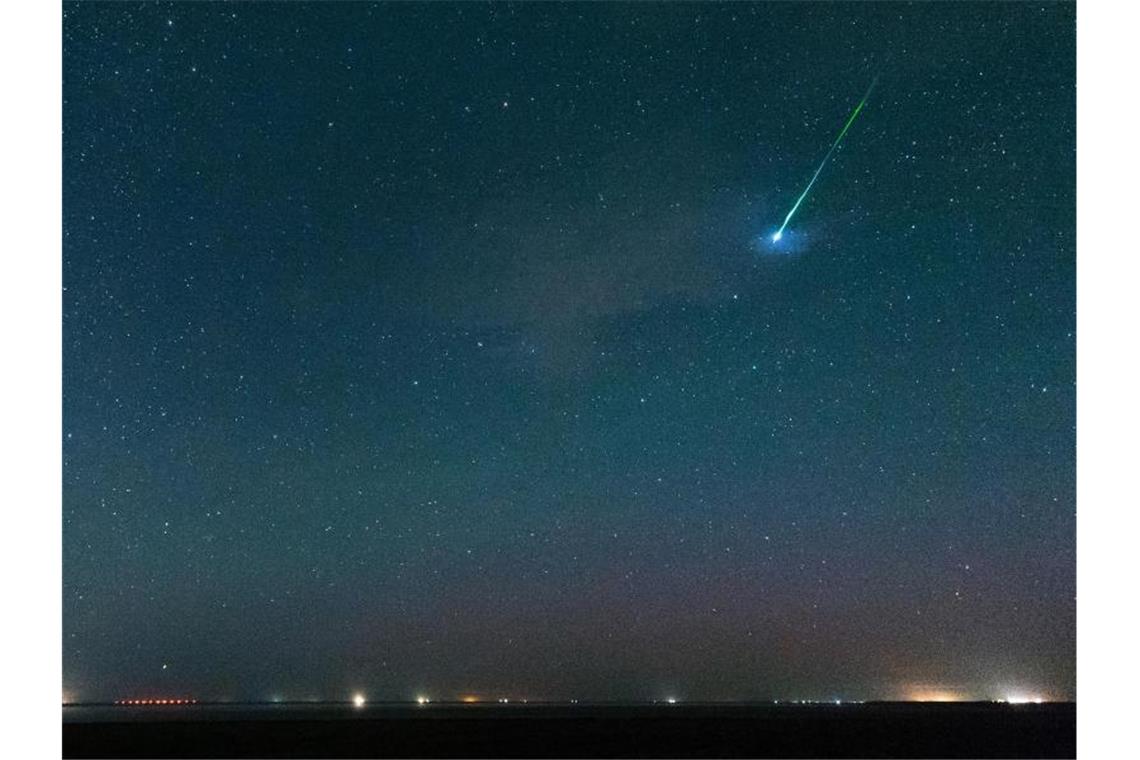 Eine Sternschnuppe ist am Himmel zu sehen. Foto: Matthias Balk/dpa/Archivbild