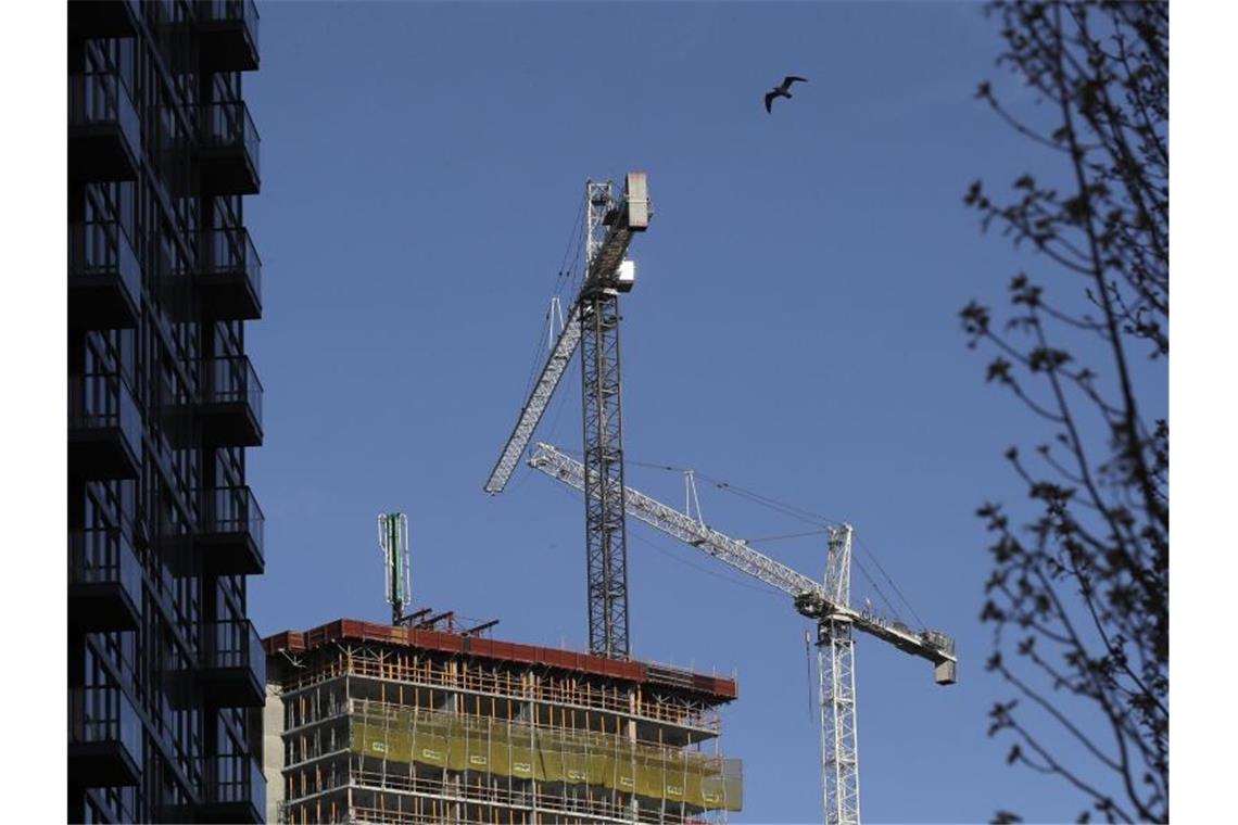 US-Wirtschaft: Vorboten der Corona-Rezession Eine stillgelegte Baustelle in der Innenstadt von Seattle. Die meisten Bauprojekte in der Stadt sind ausgesetzt, da die Menschen wegen des Ausbruchs des Coronavirus angewiesen wurden, zu Hause zu bleiben und zu arbeiten. Foto: Ted S. Warren/AP/dpa