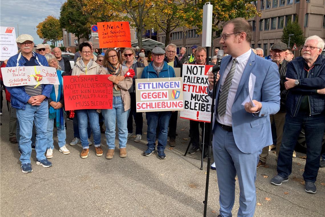 Bürgermeister protestieren vor dem KV-Gebäude für die Notfallpraxen Eine Stimme des Protests: Backnangs Oberbürgermeister Maximilian Friedrich spricht in Stuttgart-Möhringen zu den Demonstranten. Foto: Kornelius Fritz