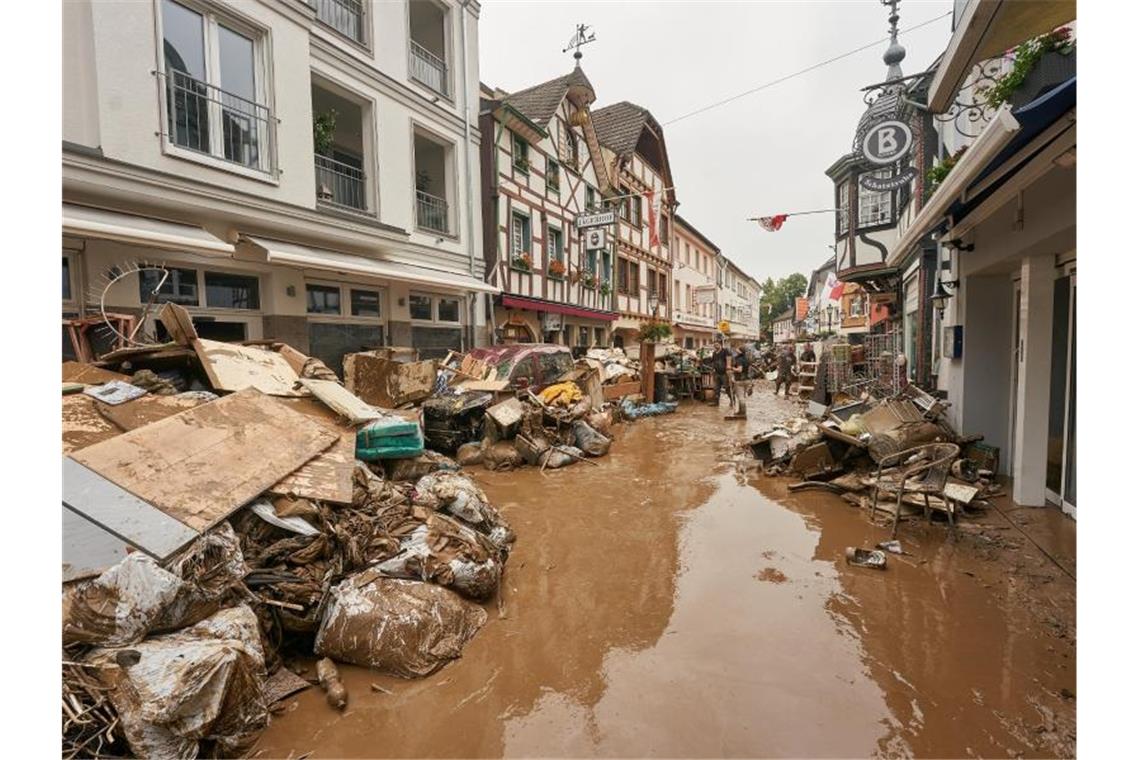 Hätte der Kreis Ahrweiler früher warnen können? Eine Straße in Bad Neuenahr-Ahrweiler Mitte Juli nach der verheerenden Hochwassernacht. Foto: Thomas Frey/dpa