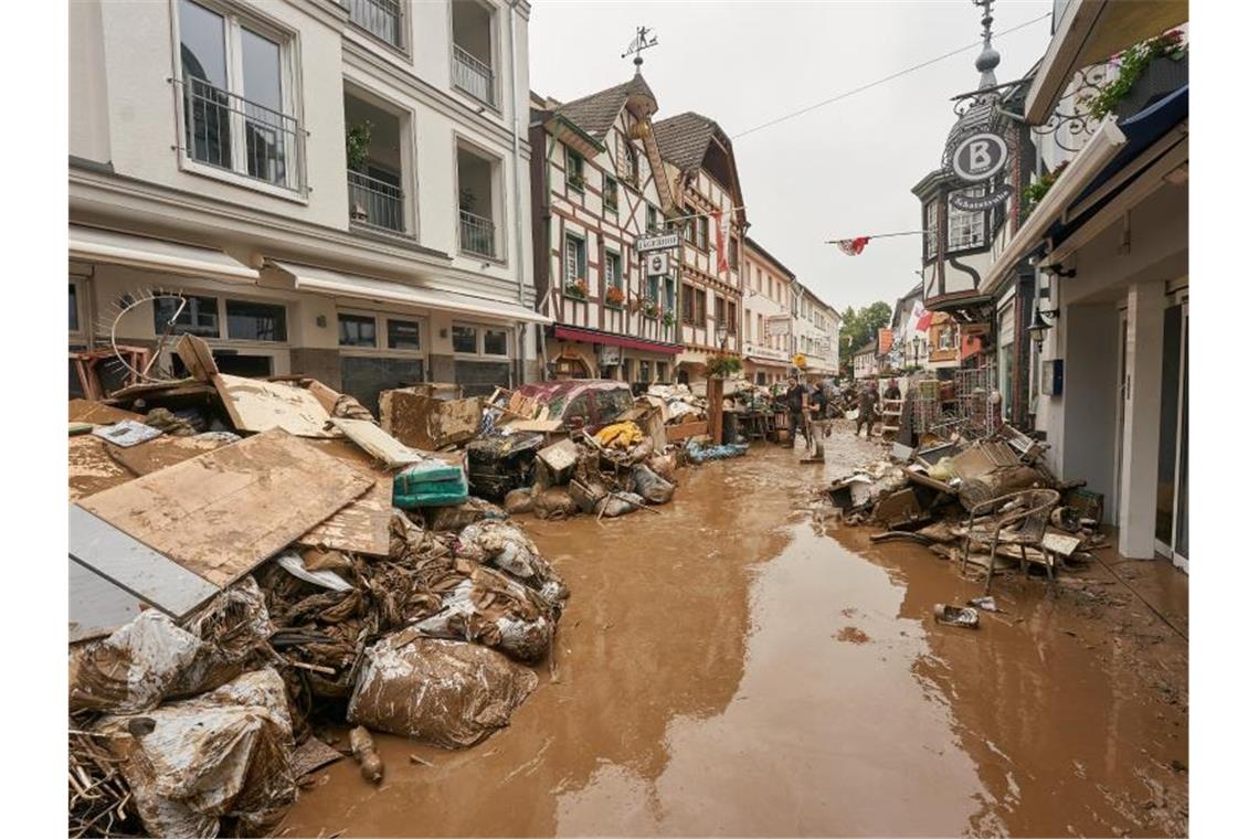 Eine Straße in Bad Neuenahr-Ahrweiler Mitte Juli nach der verheerenden Hochwassernacht. Foto: Thomas Frey/dpa