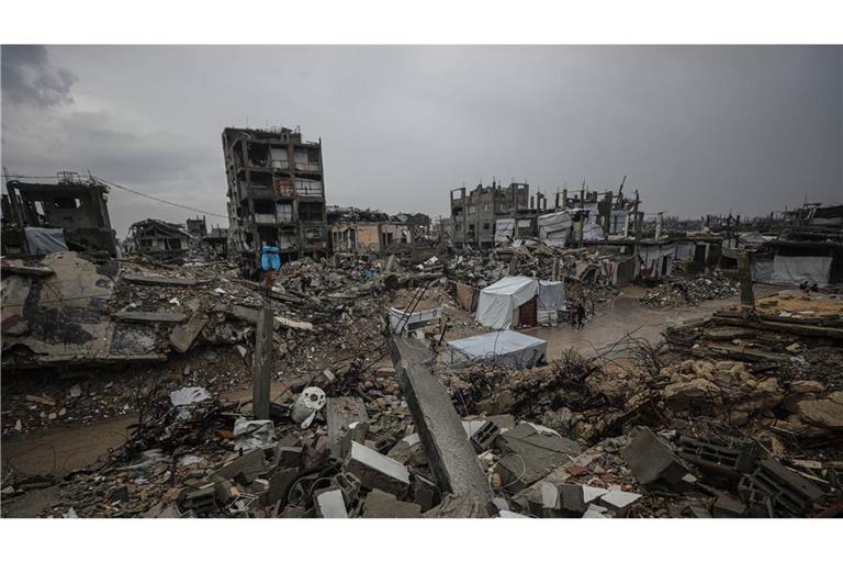 Eine Straße in der Stadt Gaza mit zerstörten Gebäuden.