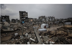 Eine Straße in der Stadt Gaza mit zerstörten Gebäuden.