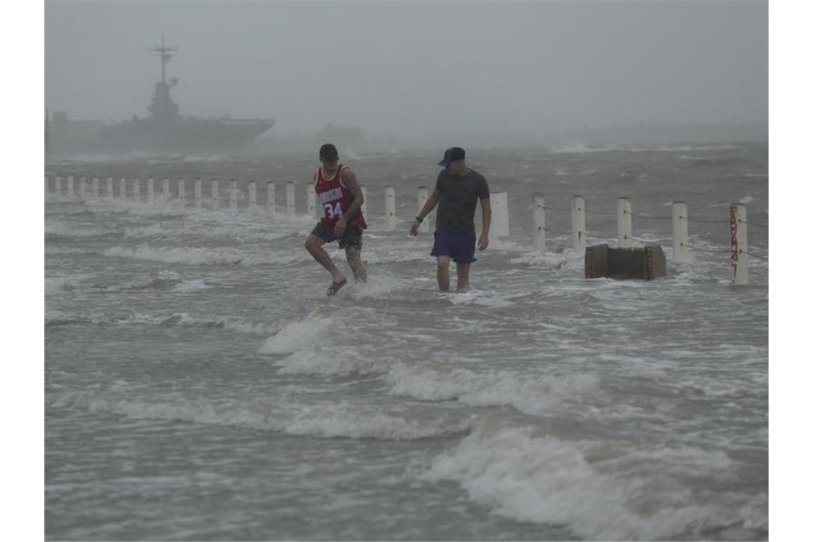 Eine Straße in der texanischen Stadt Corpus Christi ist bereits von dem anstehenden Hurrikan überflutet worden. Foto: Eric Gay/AP/dpa