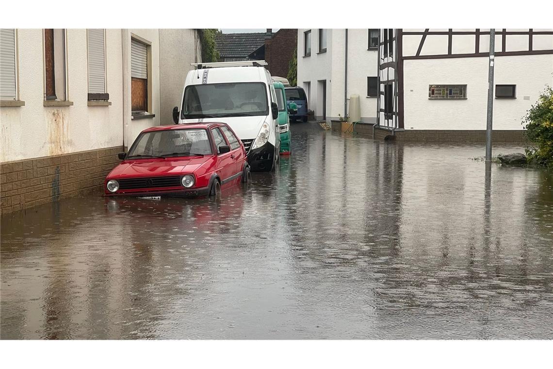 Bilder des Tages Eine Straße in Euskirchen steht nach Starkregen unter Wasser.