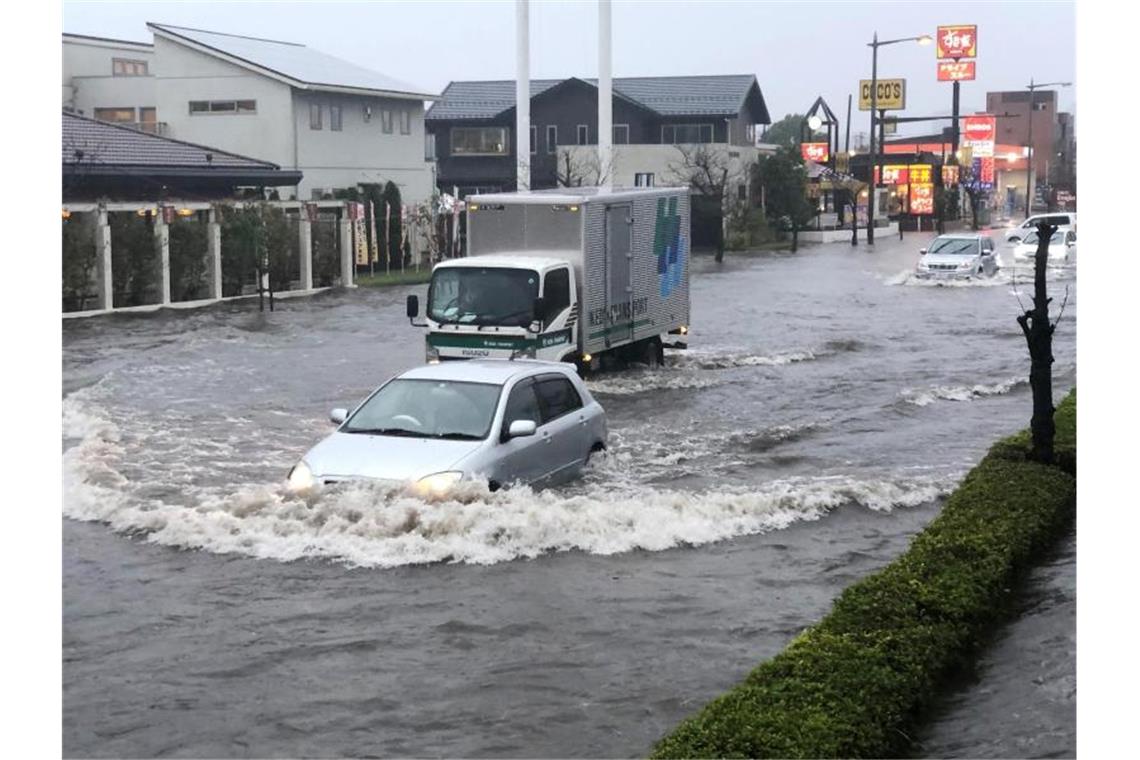 Eine Straße in Narita, östlich von Tokio, ist durch heftige Regenfälle überflutet. Foto: Lee Jin-Man/AP/dpa