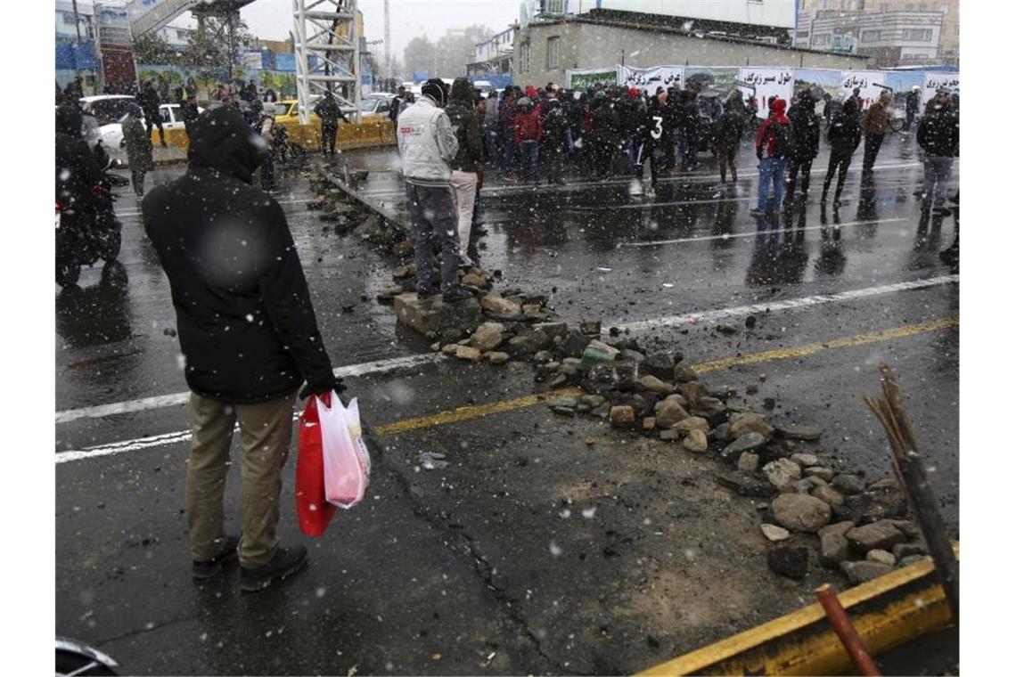 Eine Straße in Teheran wird von Demonstranten blockiert, nachdem die Behörden die Benzinpreise erhöht haben. Foto: Majid Khahi/Iranian Students' News Agency, ISNA/dpa