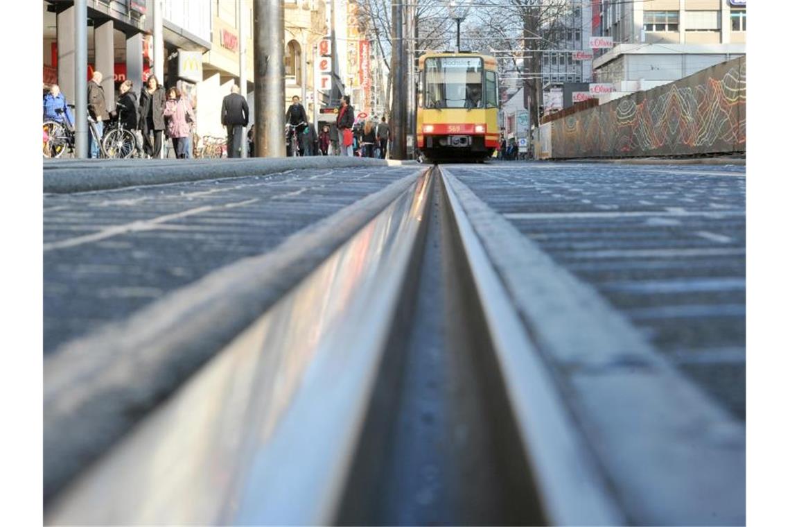 Fahrgäste in Karlsruhe müssen mit 3G-Kontrollen rechnen Eine Straßenbahn fährt durch die Fußgängerzone in der Karlsruher Innenstadt. Foto: picture alliance / dpa/Archivbild
