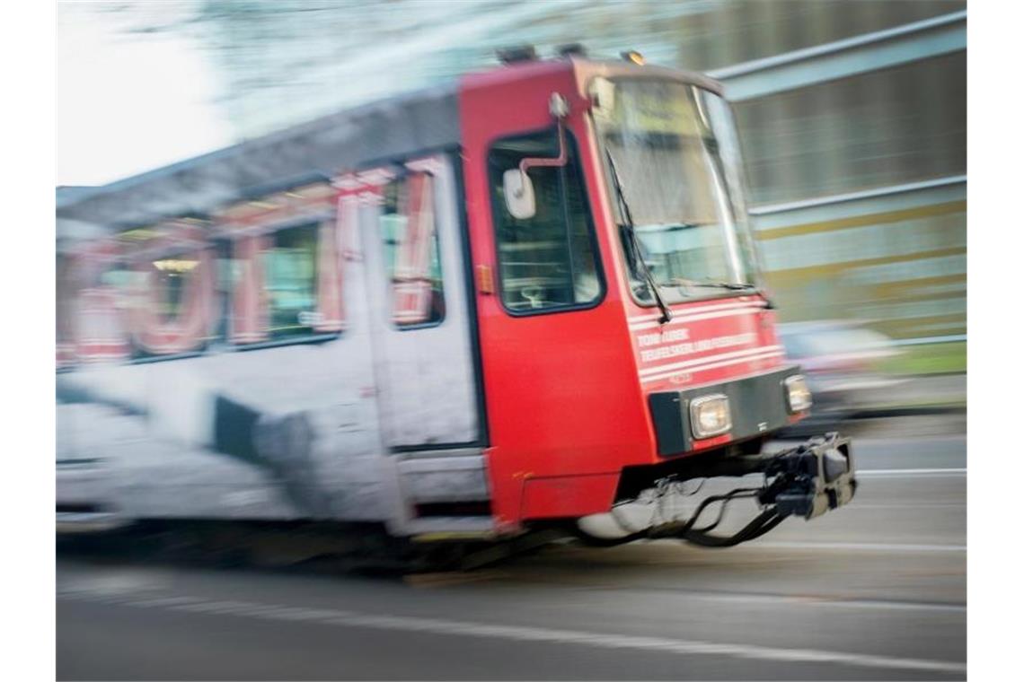 Eine Straßenbahn fährt durch die Innenstadt. Foto: Martin Gerten/dpa/Symbolbild