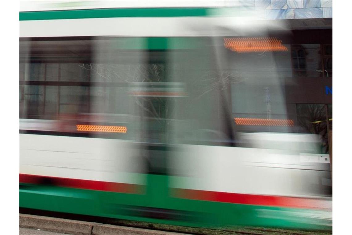 Haftbefehle nach Attacke auf 22-Jährigen in Magdeburg Eine Straßenbahn fährt durch Magdeburg. Foto: Klaus-Dietmar Gabbert