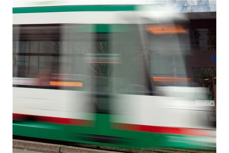Eine Straßenbahn fährt durch Magdeburg. Foto: Klaus-Dietmar Gabbert