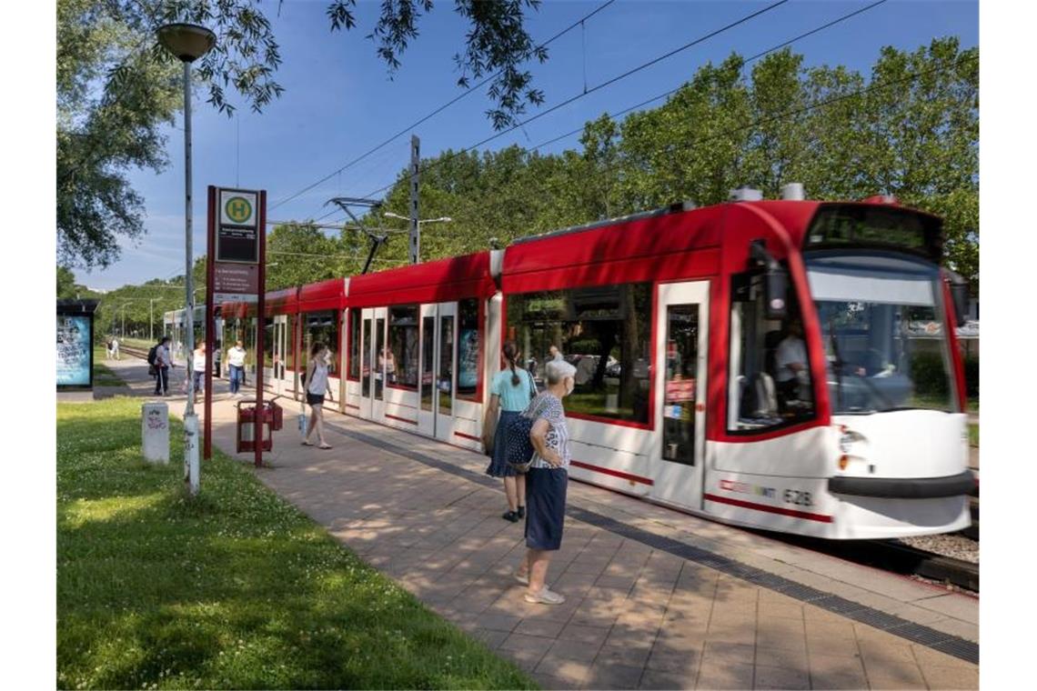 Eine Straßenbahn fährt in die Haltestelle Färberwaidweg ein. Dort wurde eine der beiden verletzten Personen angegriffen. Foto: Michael Reichel/dpa