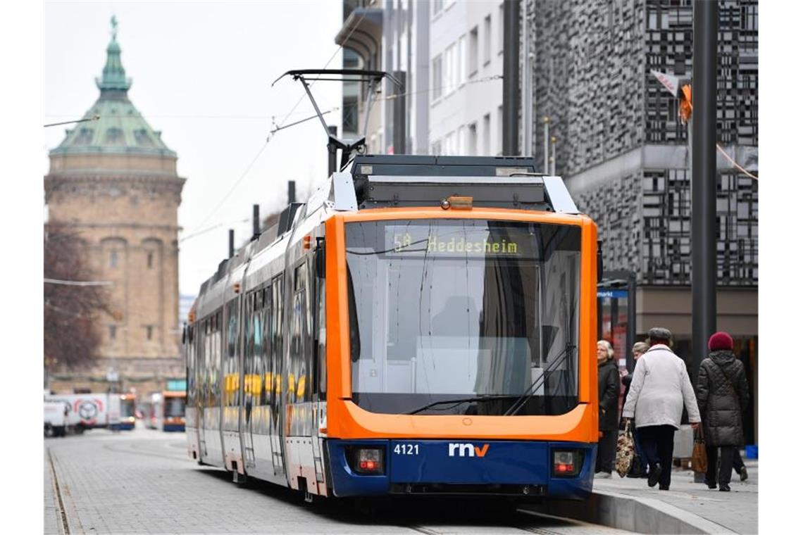 Mannheimer Verkehrsgesellschaft rät zu weniger Gesprächen Eine Straßenbahn in Mannheim. Foto: Uwe Anspach/dpa/Symbolbild/Archiv