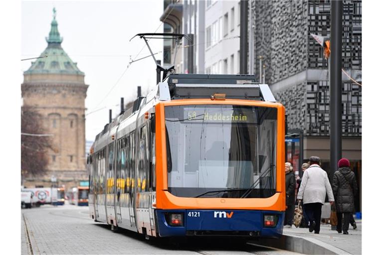 Eine Straßenbahn in Mannheim. Foto: Uwe Anspach/dpa/Symbolbild/Archiv