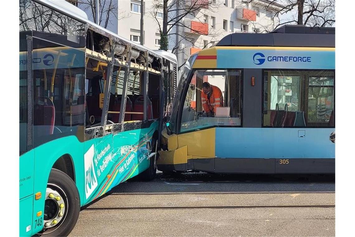 Straßenbahn kollidiert mit Linienbus: Drei Verletzte Eine Straßenbahn ist auf einen Bus geprallt. Foto: Waldemar Gress/Einsatz-Report24/dpa