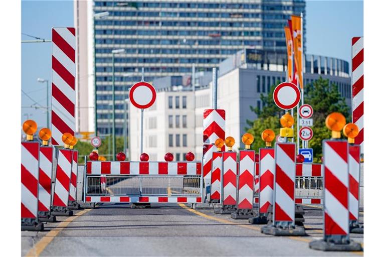 Eine Straßensperre steht auf der Hochstraße Süd. Foto: Uwe Anspach
